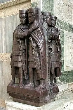 Statue des quatre tétrarques, à l'origine à Constantinople. Porphyre, H. 130 cm. Vers 300. Venise
