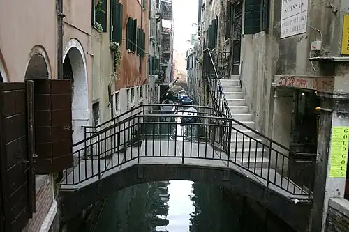 Ponte de le Do Spade reliant Calle del Cappeller  et corte dei Pii