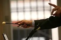 Le marteau du commissaire-priseur lors des ventes aux enchères.