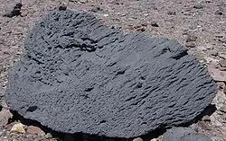 Ventifact à Ventifact Ridge dans la Vallée de la Mort (Mayer, 2003).