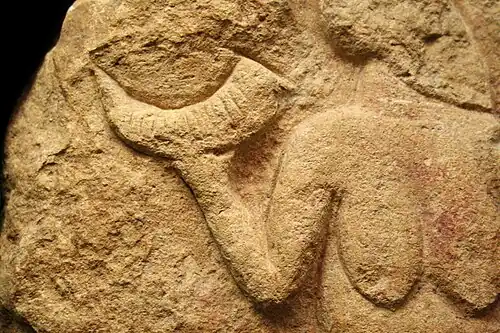 Détail du bras droit et de la corne.