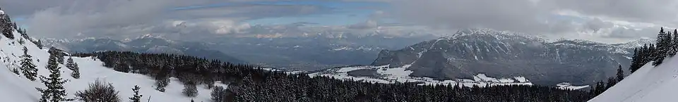 Vue panoramique du territoire communal de Saint-Nizier-du-Moucherotte et de ses environs en hiver