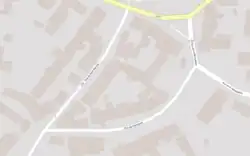 Extrait d'un plan en couleurs d'une ville avec une rue courbe.