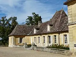 La balustrade et les deux sphynges.