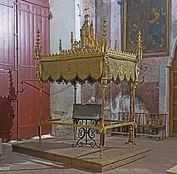 Les anciens fonts baptismaux en plomb et étain du XIIIe .