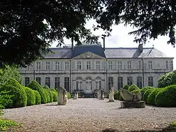 Façade arrière du palais et son jardin.