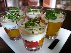 Verrine aux poivrons grillés avec du tahini infusé dans du yogourt.