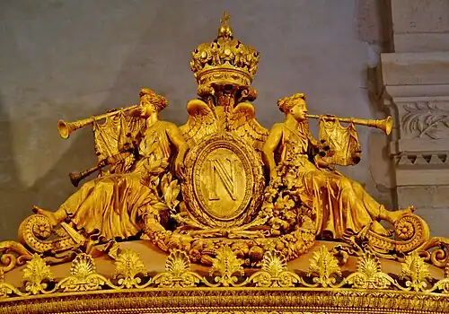 «&nbsp;N&nbsp;» napoléonien, surmonté d’une couronne.