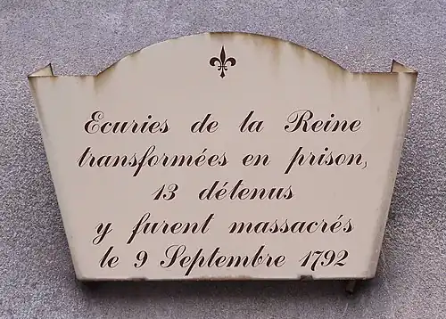 Plaque commémorative à l'entrée des écuries de la Reine.