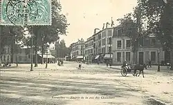 Carrefour de l'avenue de Paris avec la rue des Chantiers (actuelle rue des Etats-Généraux) au début du XXe&nbsp;siècle.