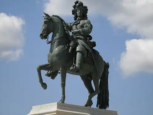Statue équestre de Louis XIV (1817), château de Versailles, cour d'honneur.
