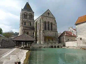 Vue d'ensemble de l'église et du puits Saint-Martin.