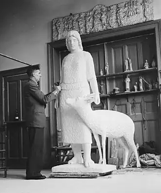Gerrit Bolhuis travaillant à une sculpture de Tante Riek&nbsp;(nl). Photo de Joop van Bilsen, Anefo.