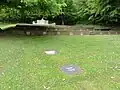 La partie haute du cimetière, avec au fond le monument de la 50e&nbsp;division d'infanterie