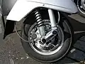 Bras oscillant, roue tirée et frein à disque sur Vespa PX (2004).