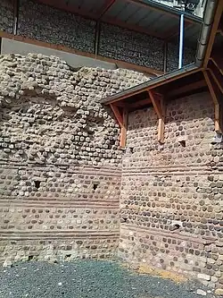 Murs partiellement ruinés recouverts d'une structure moderne destinée à les protéger