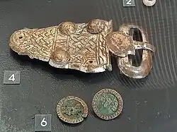 Photographie d'une plaque-boucle exposée