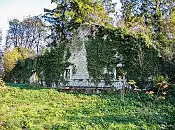 Vestiges de la muraille est.