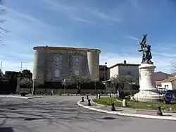 Château de Montcalm et mémorial à Vestric.