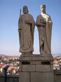 Statue d'Étienne Ier et de la reine Gisèle.