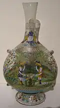 Un exemple de production des fameuses verreries vénitiennes : carafe décorée du début du XVIe&nbsp;siècle.