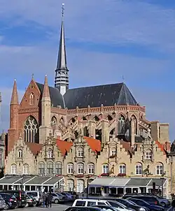 L'église vu de la Grand-Place de Furnes