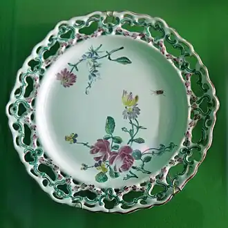 Assiette ajourée, Avignon, musée Louis Vouland.