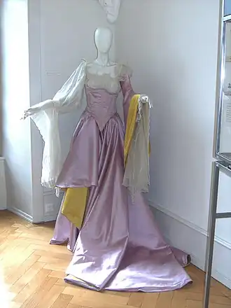 Costume de Palès, créé par Christian Lacroix et porté par Florence Faure (1999).