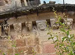Quelques modillons qui ornent le chevet de l'église.