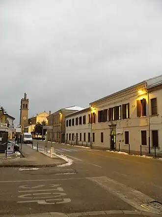 Codevigo, Via Vittorio Emanuele III. À droite la mairie, au fond l'église paroissiale San Zaccaria.