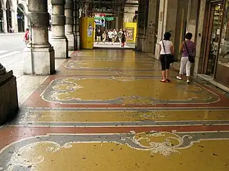 Une des mosaïques sous les arcades.