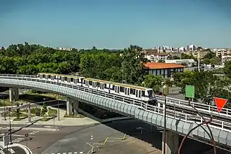 La partie du viaduc située entre le garage-atelier et la station de métro.