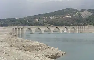 Le viaduc partiellement émergé au printemps 2009
