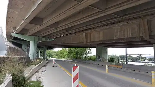 Vue depuis la chaussée en contrebas