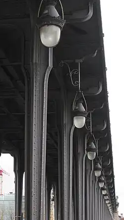 À gauche, vue générale en direction du 16e&nbsp;arrondissement ; au centre, sous le viaduc ; à droite, rangée de luminaires Art déco.