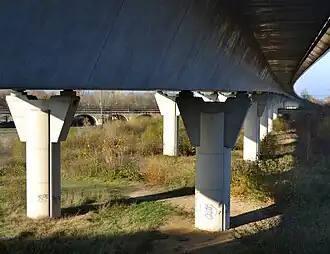 Viaduc des Barrails vu du dessous, à l'arrière-plan le viaduc d'Arveyres.