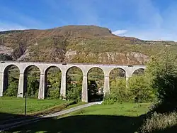 du viaduc avec la rue du Viaduc et, derrière, le pic du Pieu.