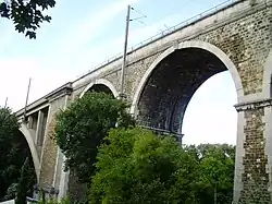 Une des arches du viaduc, côté Champigny-sur-Marne, en 2010.