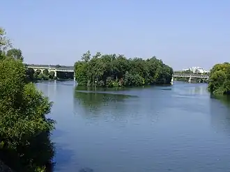 Le viaduc ferroviaire, vu depuis le pont Georges-Pompidou (RD 186), avec au milieu l'île Corbière sur la Seine.