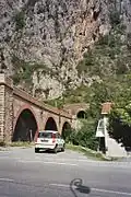 Viaduc dans la haute vallée de la Roya avec des restes de supports caténaires.
