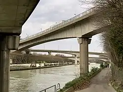 quatre ponts au-dessus d'une rivière.