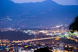 Vue nocturne du viaduc César Gaviria Trujillo.