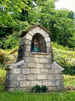 Le calvaire en haut de la rue de la Gare, montrant une Vierge à l'enfant.