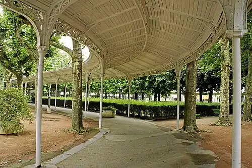 Vichy, galerie couverte du parc des Sources.