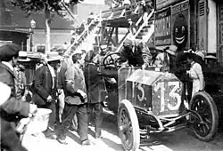 Photo de la voiture, une Fiat S61, récemment victorieuse du GP de l'ACF 1911, entourée par la foule.