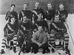 Photographie en noir et blanc d'une équipe de hockey sur glace sur trois rangs