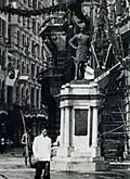 Statue du duc de Connaught au bout de Pedder Street&nbsp;(en) en 1919.