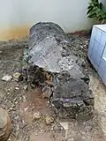 Cette tombe, typique de celles du XVIIIe siècle, située dans un creux à l'arrière de l'église, a été détruite en janvier 2025.