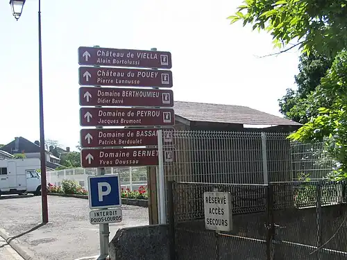 Panneaux indiquant les domaines vinicoles à Viella.