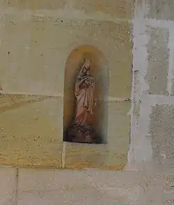 Autre statue de la Vierge sur une façade de maison.